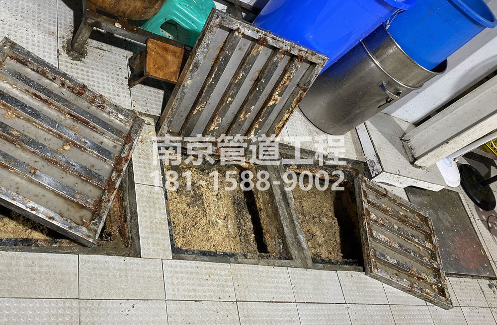 278建邺城管中队食堂隔油池清理